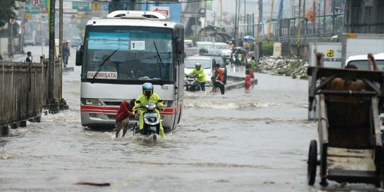 Ini perbedaan gaya Ahok dan Anis ketika tinjau banjir di Jakarta