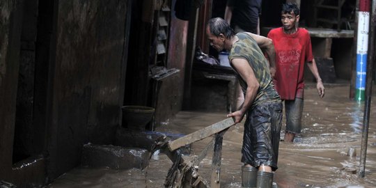 Banjir mulai surut, warga Kebon Pala gotong-royong bersihkan lumpur