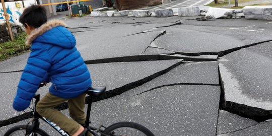 Penampakan jalan raya di Taiwan terangkat usai gempa