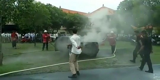 Diduga arus listrik korsleting, sedan BMW terbakar di Nusa Dua Badung