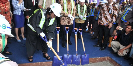 Gaya Menteri Susi aduk semen saat groundbreaking Pasar Ikan Modern Muara Baru