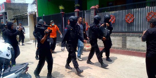 Densus tangkap sepasang suami istri terduga teroris di Indramayu