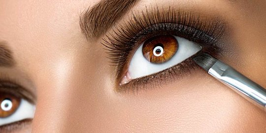 5 Hal yang harus diperhatikan jika ingin memakai lensa kontak bersama makeup