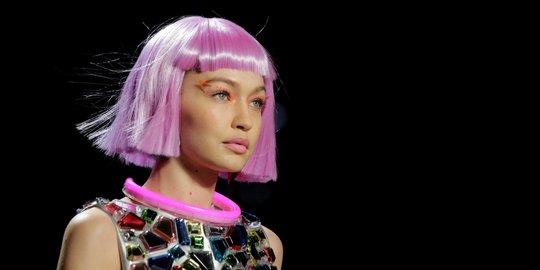 Gaya Gigi Hadid berambut pink di New York Fashion Week