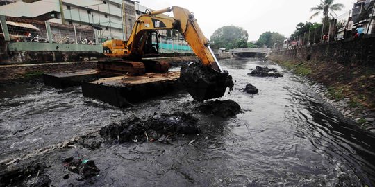 Selain naturalisasi, Anies pastikan normalisasi sungai untuk atasi banjir jalan terus