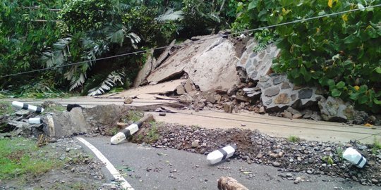 Tanah longsor tutup jalan provinsi di Banjarnegara