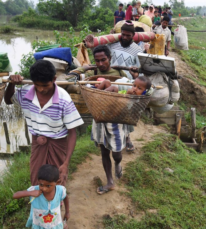 bocah pengungsi rohingya dalam gendongan orang tua