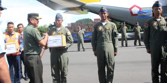 Hercules C-130 angkut 10 ton bantuan masyarakat Malang untuk Asmat