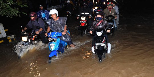 Hujan deras mengguyur sejak semalam, Kota Cilegon di kepung banjir