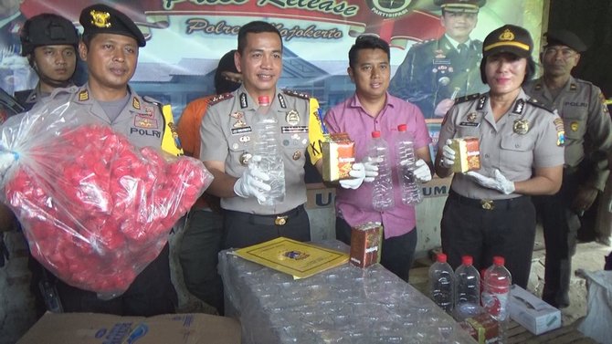 polisi rilis kasus miras di mojokerto