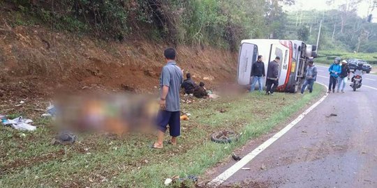 Bus kecelakaan di Tanjakan Emen Subang usai wisata ke Gunung Parahu