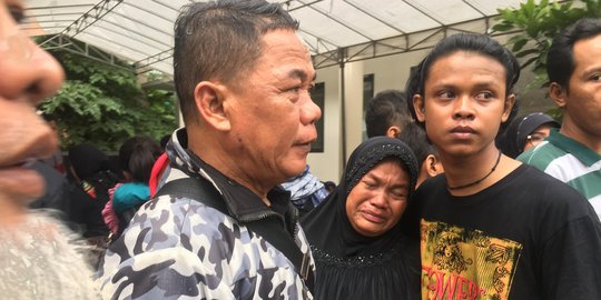 Jenazah korban kecelakaan tanjakan Emen tiba di RSUD Tangsel, keluarga histeris