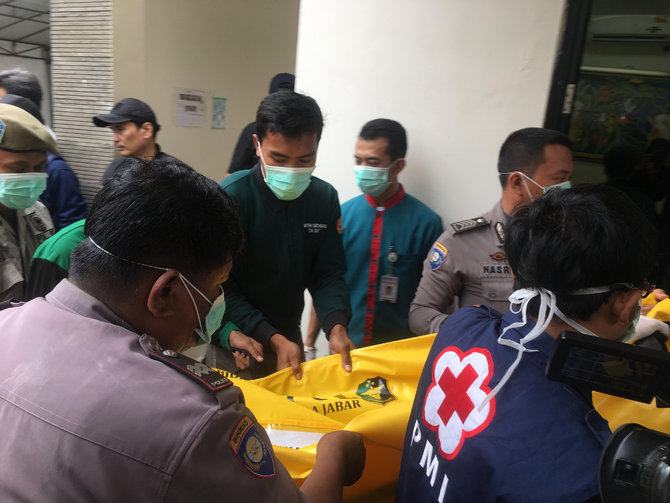 keluarga korban tanjakan emen berkumpul di instalasi pemulsaran jenazah rsud tangsel