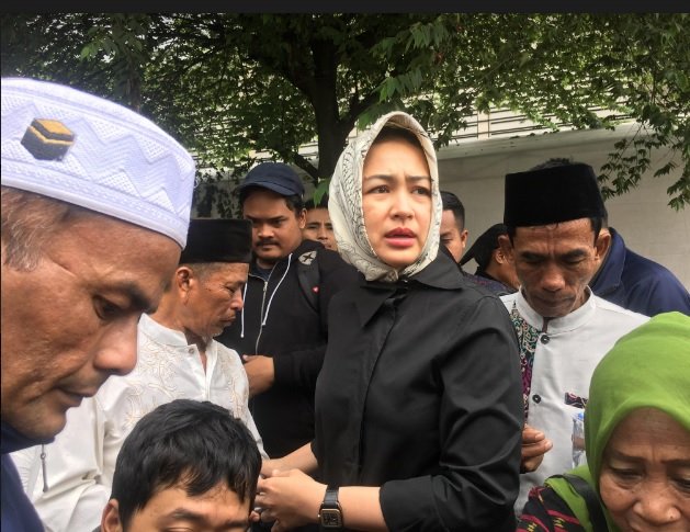 airin hadiri pemakaman korban kecelakaan tanjakan emen