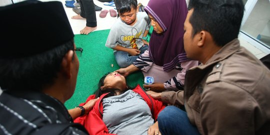 Histeris keluarga sambut kedatangan korban kecelakaan Tanjakan Emen di RSUD Tangsel