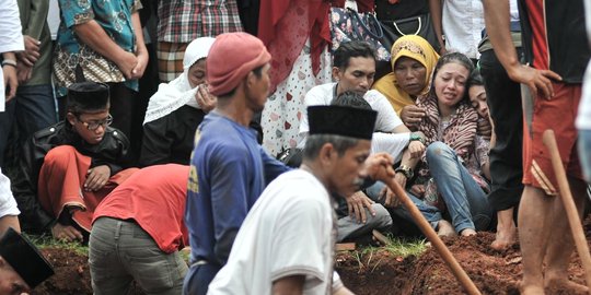 Isak tangis kerabat saat pemakaman massal korban kecelakaan tanjakan Emen