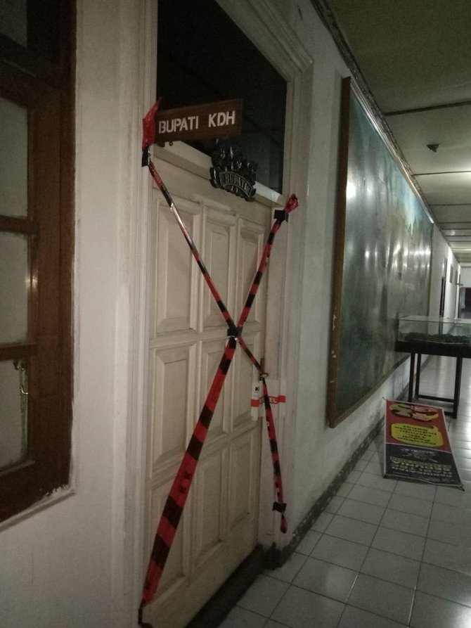 kpk segel ruang kerja bupati ngada