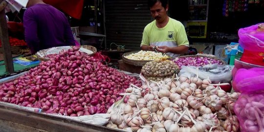 Pasokan langka, harga cabai rawit dan bawang merangkak naik