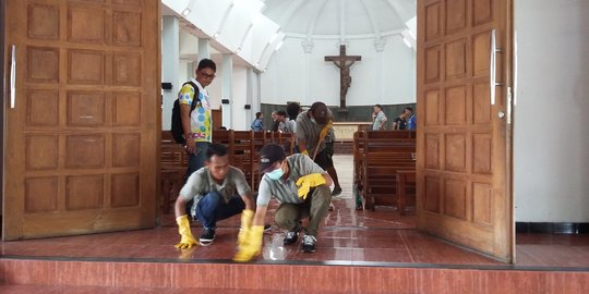 Umat dan warga gotong royong bersihkan Gereja Lidwina Sleman