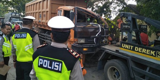 Polisi buru sopir truk terguling tewaskan dua orang di Bekasi