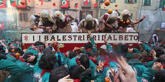 Keseruan perang jeruk dalam Festival Battaglia delle Arance