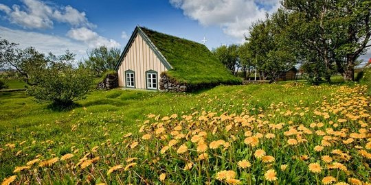 Menilik keindahan gereja beratap rumput di Hof, monumen nasional Islandia