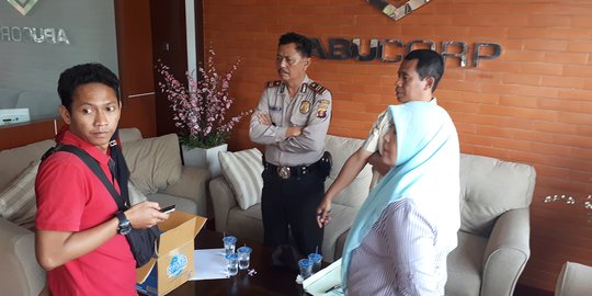 Gagal berangkat umroh, ratusan calon jemaah geruduk kantor Abu Tours di Samarinda