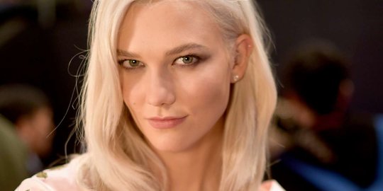 Ini ritual 4 langkah Karlie Kloss untuk wajah segar & anti sembap instan