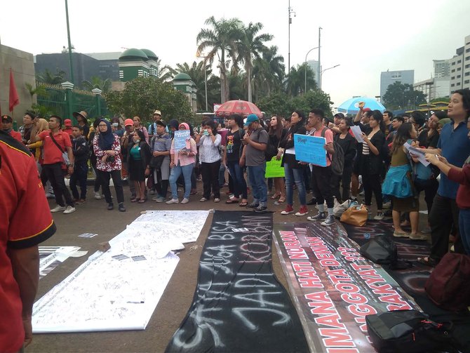 demo tolak rkuhp di depan gedung dpr