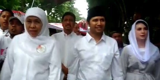 Ambil nomor urut, Gus Ipul naik angkot, Khofifah jalan kaki di tengah hujan