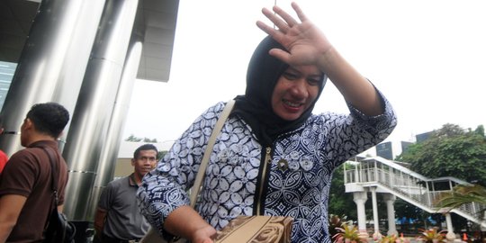 Yuli Veronica Maschur usai diperiksa KPK sebagai saksi Wali Kota Mojokerto