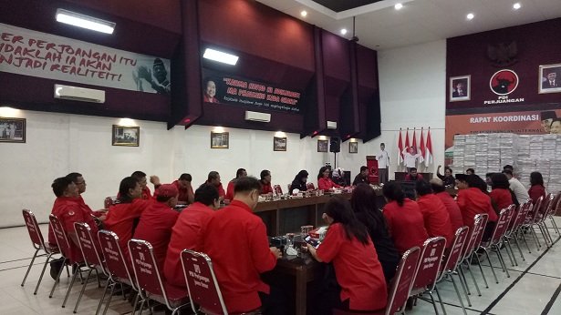 rapat koordinasi pdip dalam rangka memenangkan pasangan calon gubernur dan wakil gubernur jawa timur saifullah yusuf puti guntur soekarno