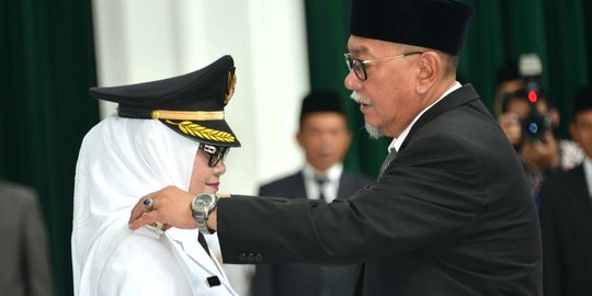 OTT Bupati Subang, KPK segel ruang kerja dan kamar di rumah dinas Imas