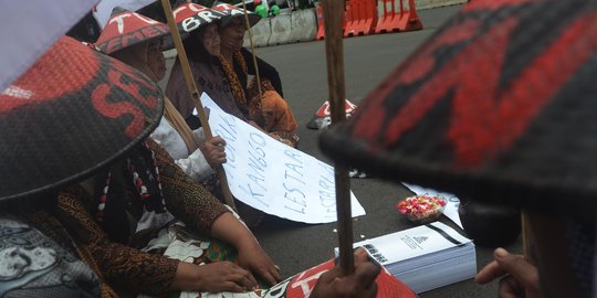 Aksi petani wanita Kendeng unjuk rasa di depan Istana