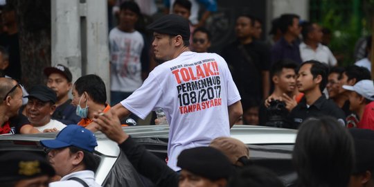 Aliando kembali gelar demo tolak peraturan taksi online