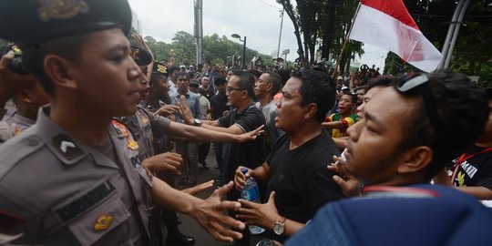 Ribuan sopir taksi online desak Jokowi copot Menhub Budi Karya