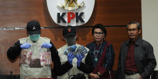 KPK tunjukkan barang bukti uang hasil OTT Bupati Subang dan Bakamla