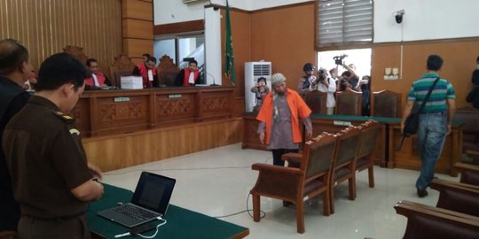 Terdakwa kasus bom Thamrin Aman Abdurrahman jalani sidang perdana