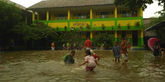 Hujan deras di Bekasi, rumah hingga sekolah kebanjiran