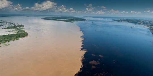 Fenomena unik pertemuan dua sungai di Manaus, Brasil