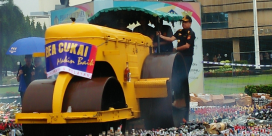 Naik buldozer, Sri Mulyani musnahkan barang impor ilegal