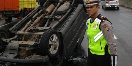 Nekat terabas genangan saat hujan, Avanza terguling di tol dalam kota