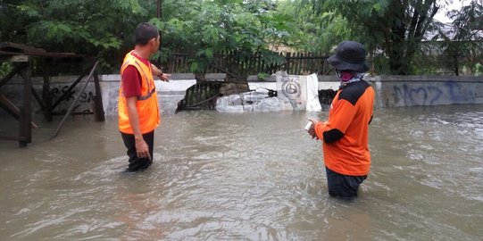 Hujan deras, dua tanggul di Bekasi jebol