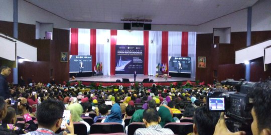 Hadir di Forum Rektor Indonesia, Jokowi salah kostum