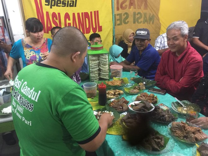 ganjar makan nasi gandul di pati