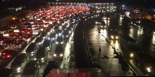 Libur panjang Imlek, Tol Cikampek macet parah