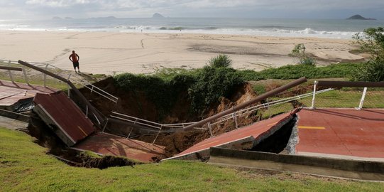 Guyuran hujan lebat ciptaan lubang raksasa di Rio de Janeiro