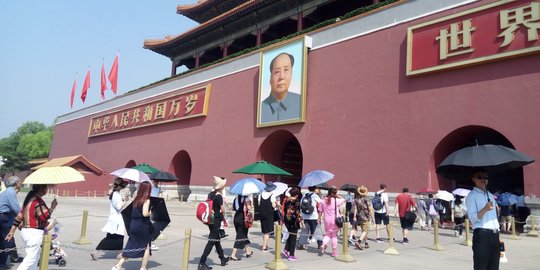 Ketika slogan komunis kian terseok di China