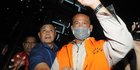 Ditahan KPK, Wakil Ketua DPRD Lampung Tengah tutupi wajah pakai masker