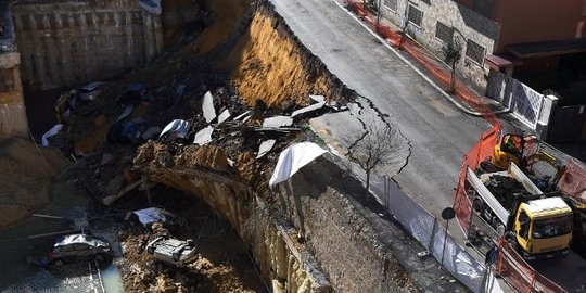 Penampakan sinkhole yang telan mobil dan alat berat di Roma